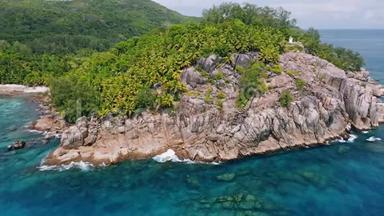 在塞舌尔的马河岛上，用珊瑚礁和蓝色海水飞越异国热带丛林岛屿